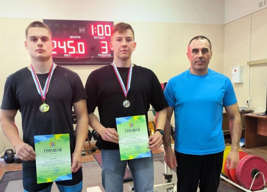 Спортсмены Академии завоевали "серебро" на областном Первенстве по пауэрлифтингу