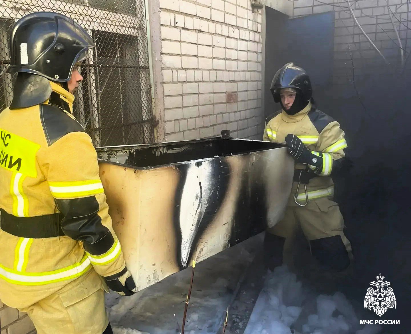 Реальная практика: курсанты академии приняли участие в тушении пожара