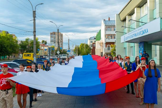 Курсанты Академии пронесли флаг России длиной 37 метров!