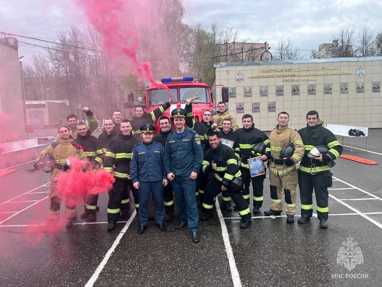 В Ивановской пожарно-спасательной академии прошли соревнования "Лучший караул УПСЧ ИПСА МЧС России" среди курсантов и студентов 1 года обучения