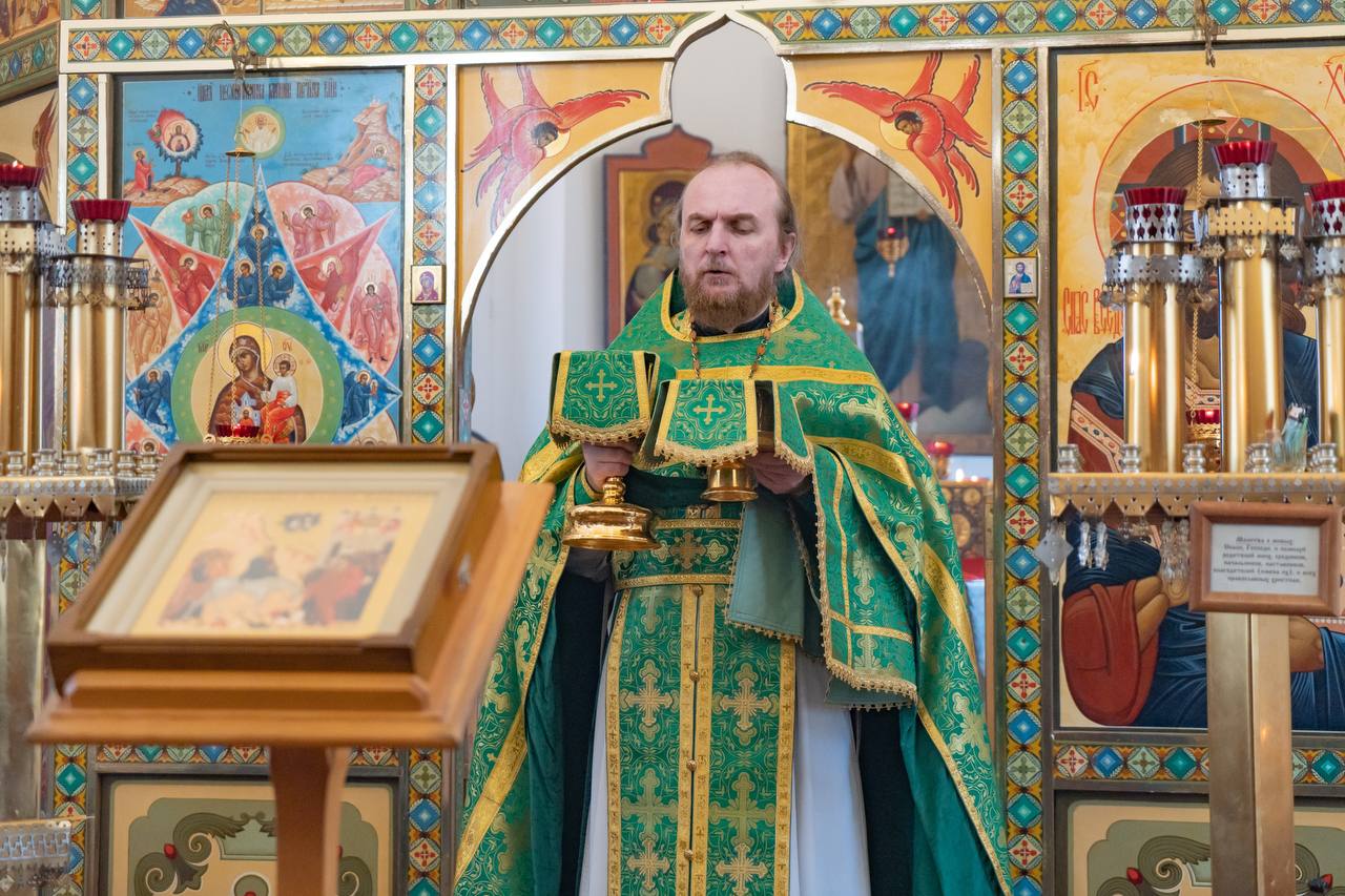 В Храме Иконы Божией Матери Неопалимая Купина состоялась праздничная служба