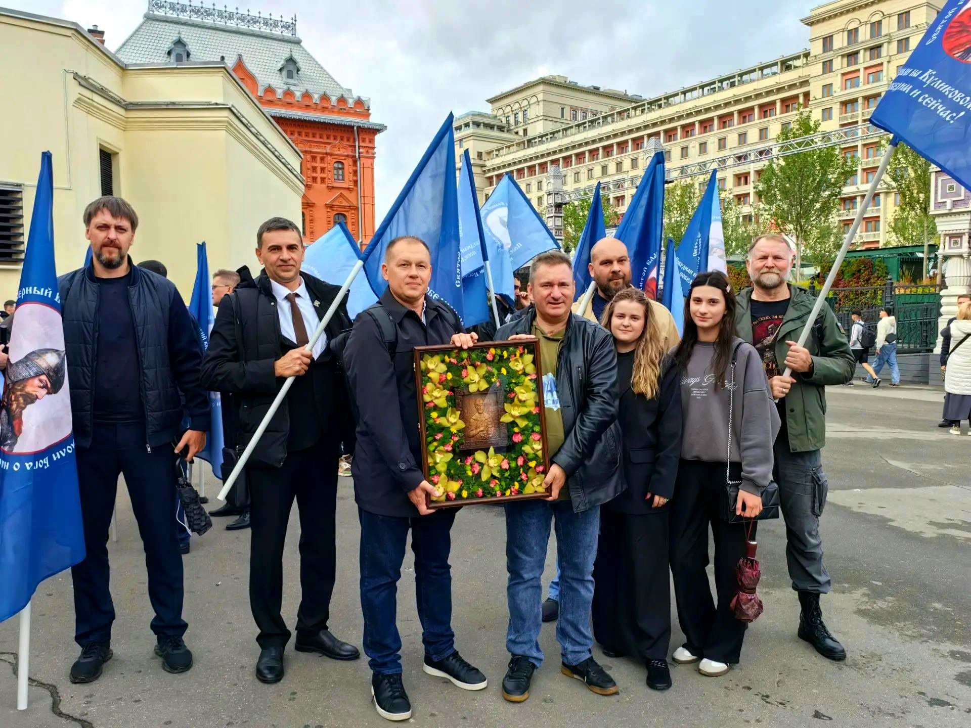 Тысячи верующих прошли крестным ходом по столице