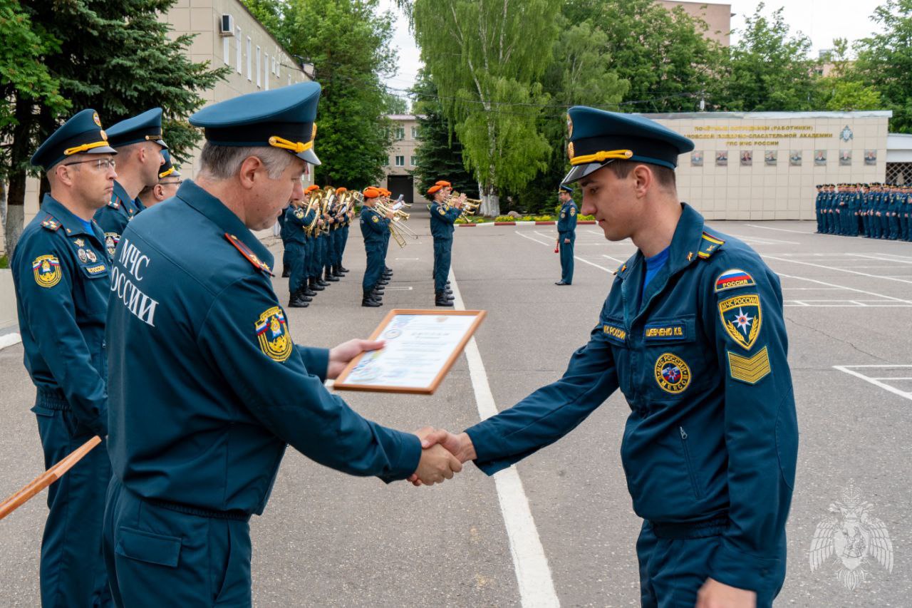 На плацу Академии состоялось подведение итогов прошедшей недели, насыщенной мероприятиями