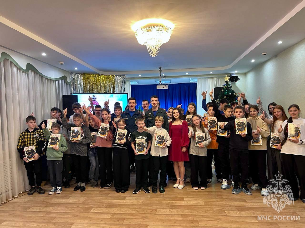  Сотрудники и курсанты академии поздравили воспитанников детских домов с наступающим Новым годом