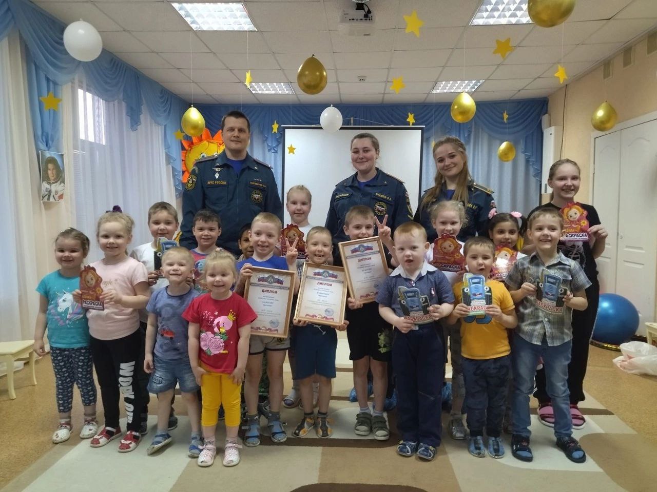 Волонтëры-активисты отряда "СОВА" наградили участников и победителей конкурса детских рисунков