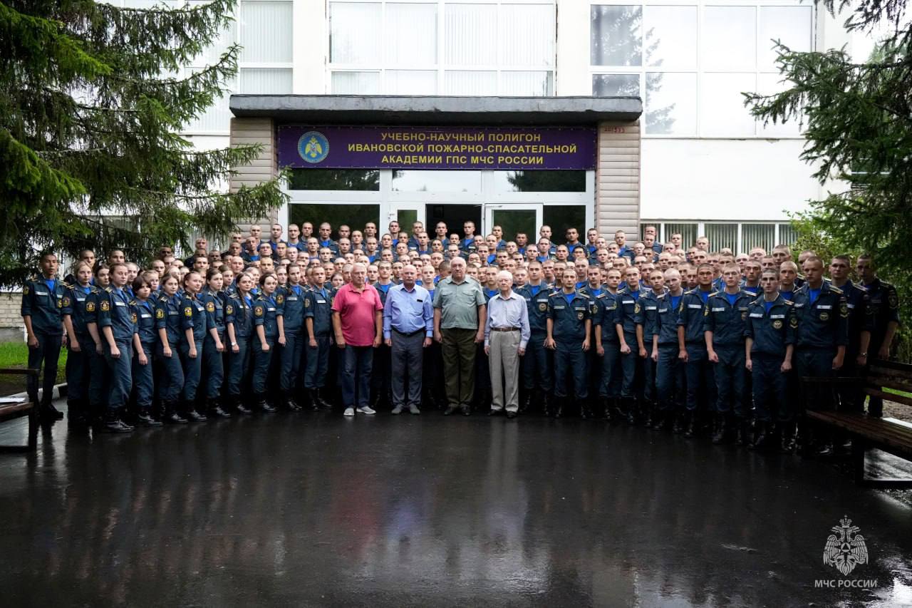 В селе Бибирево первокурсники познакомились с ветеранами Академии