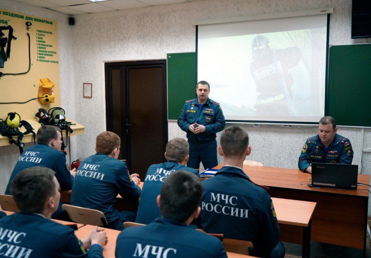 Сотрудники службы пожаротушения ГУ МЧС России по Ивановской области провели занятие в УПСЧ Академии