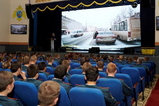Для переменного состава Академии специалисты региональной Госавтоинспекции провели профилактическое занятие