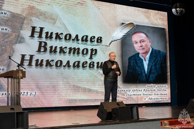 Писатель Виктор Николаев встретился с переменным составом Академии