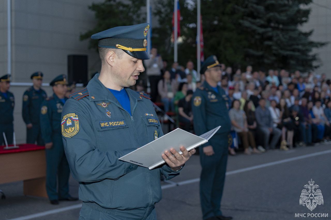 На плацу Академии Состоялась последняя вечерняя поверка для выпускников