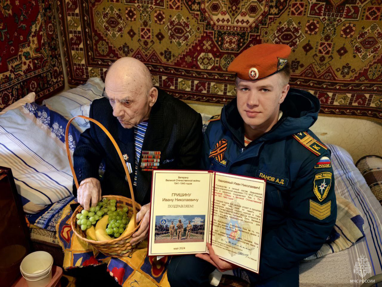 Обучающиеся Академии поздравили ветерана с Днем Победы