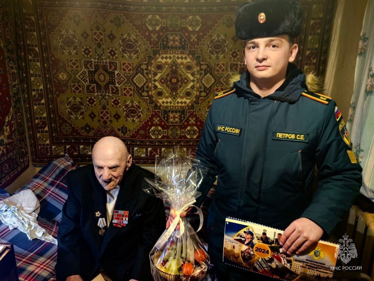 Курсанты Академии поздравили ветерана с наступающим праздником