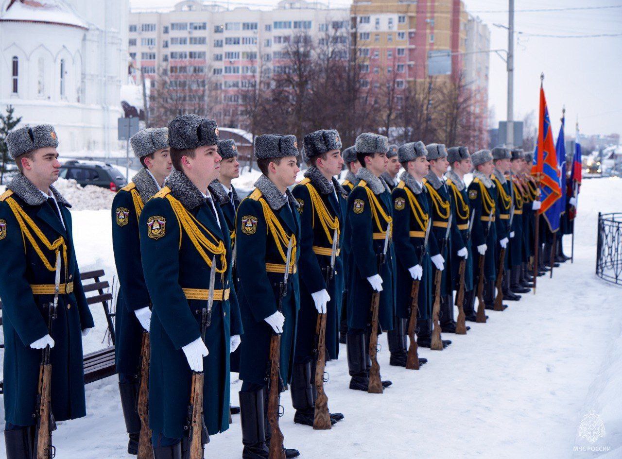 Возложение цветов в канун Дня защитника Отечества