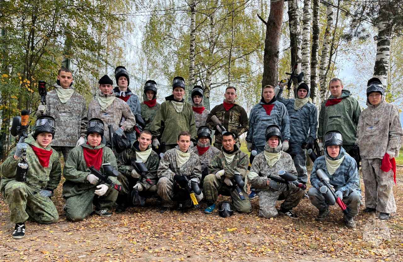 Курсанты академии укрепили командный дух в пейнтбольном поединке