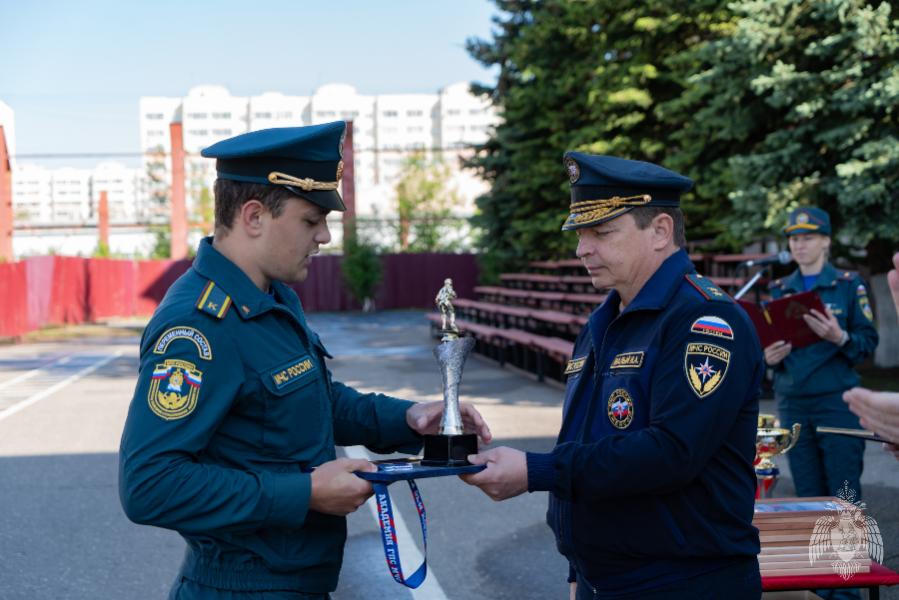 В рамках еженедельного построения на плацу состоялось награждение личного состава Академии