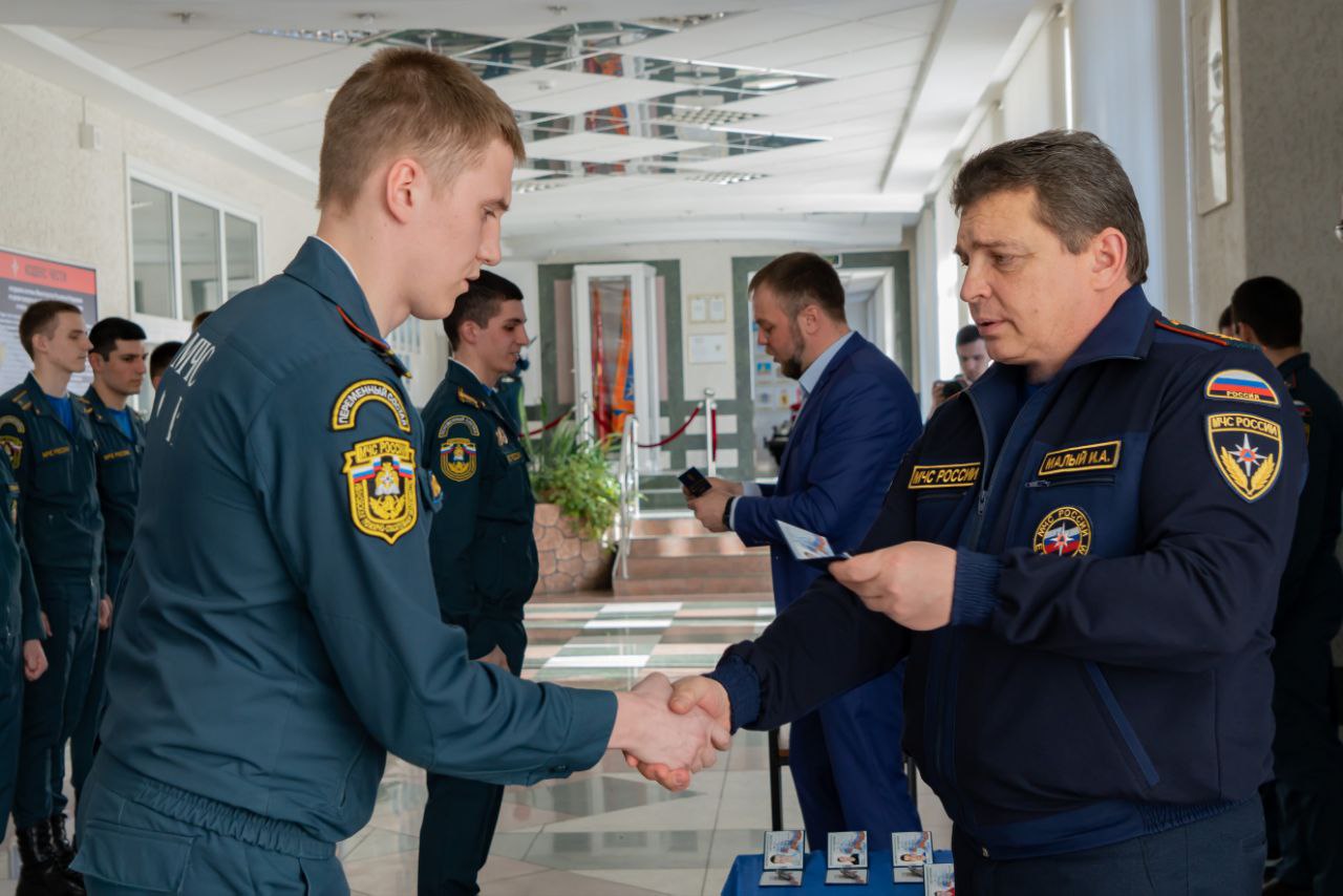 Футболистам сборной Академии торжественно вручили значки и удостоверения кандидатов в мастера спорта России