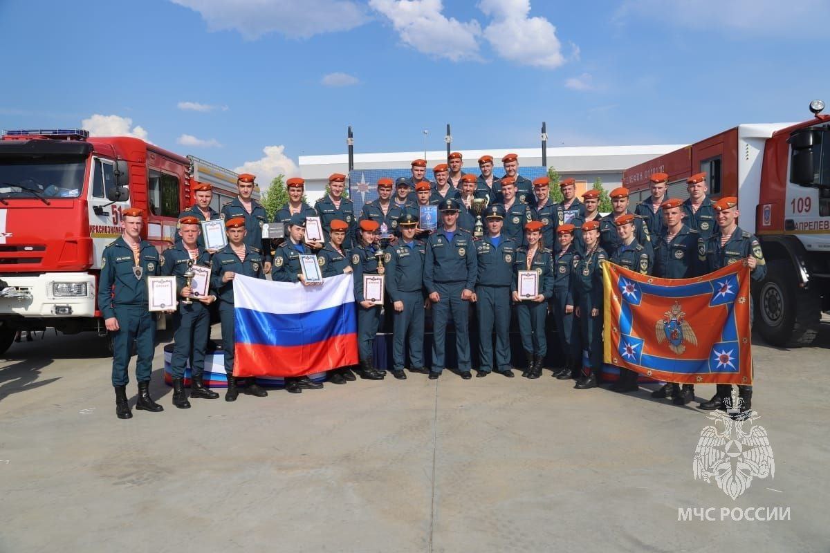 Курсанты академии взошли на пожарный Олимп