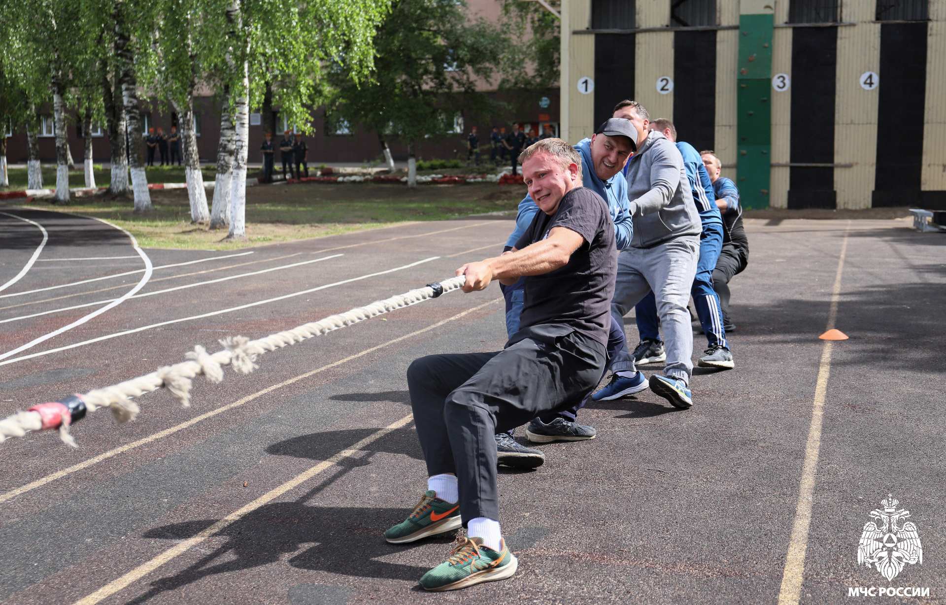 Битва характеров: в учебном заведении определили сильнейших в перетягивании каната